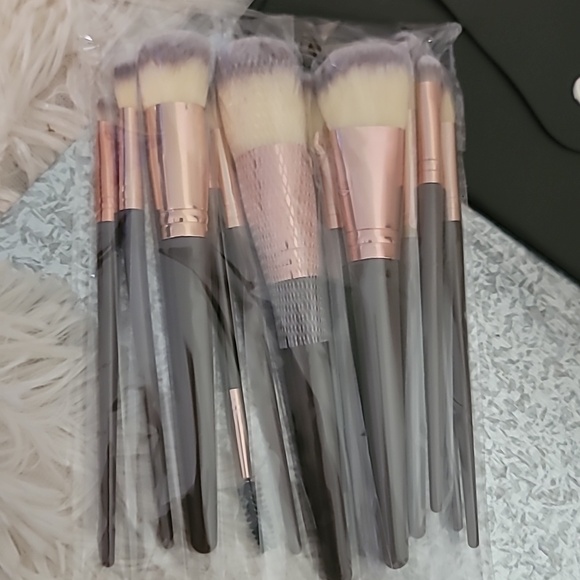 Makeup Brush & Case - Picture 2 of 7